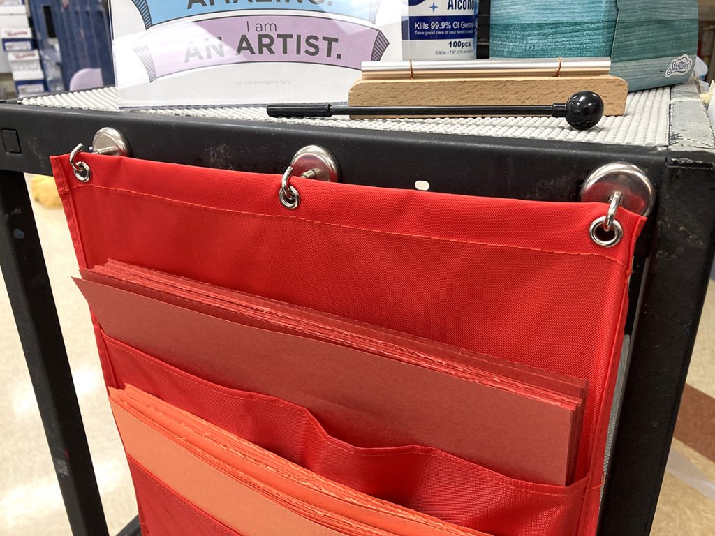 hanging pocket folder with magnetic hooks