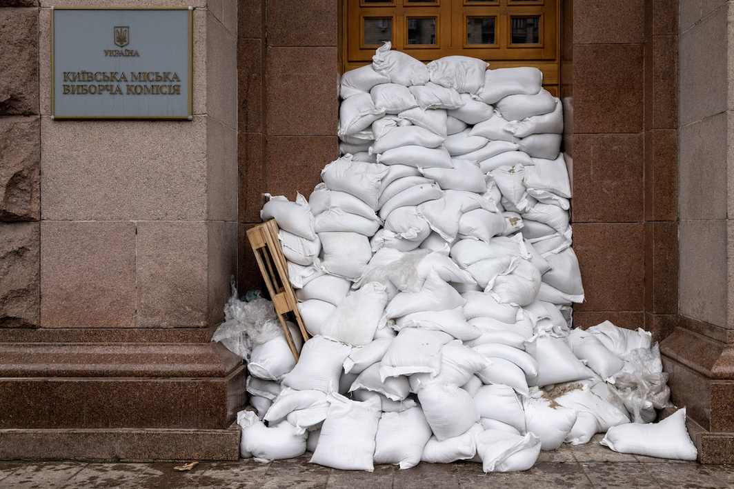 Sandbags protecting a door at City Hall on March 01, 2022, in Kyiv. Photo: Chris McGrath/Getty Images.