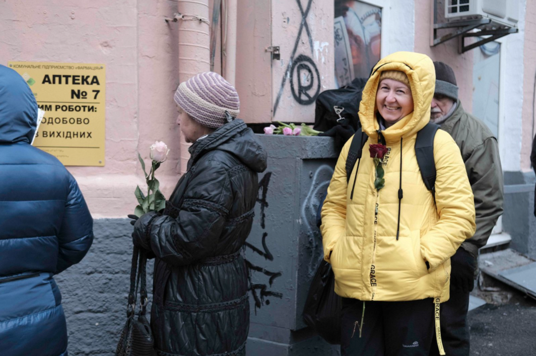 For International Women’s Day, someone gave flowers to women waiting in line at the pharmacy. This city lives on.